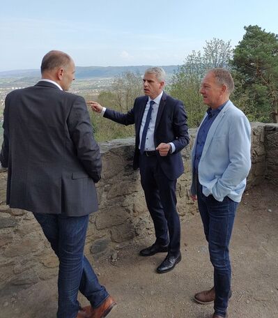 MdL Hans-Peter Storz im Gespräch mit Staatssekretär Patrick Rapp und Singens Oberbürgermeister Bernd Häusler