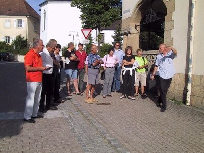 **** Stadtteilkandidat Thomas Haupt zeigt, wo in Friedingen der Schuh drückt .....*** Bild:Manfred Bassler