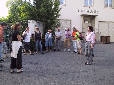 Ortsvorsteher Thomas Stocker begrüßt die Gäste vor dem alten Rathaus. Bild: M. Bassler