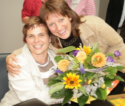 Regina Brütsch begrüsst das neue Frakt.mitglied Gabi Eckert